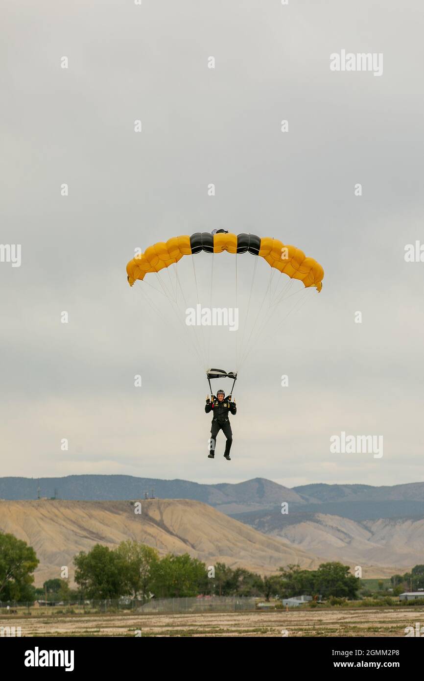 Sgt. Roman Grijalva de 1ère classe, équipe de parachutistes de l'armée américaine, débarque son parachute lors d'un saut de démonstration au Colorado hommage à l'Aviation Airshow le 18 septembre 2021. (É.-U. Photo de l'armée par Megan Hackett) Banque D'Images