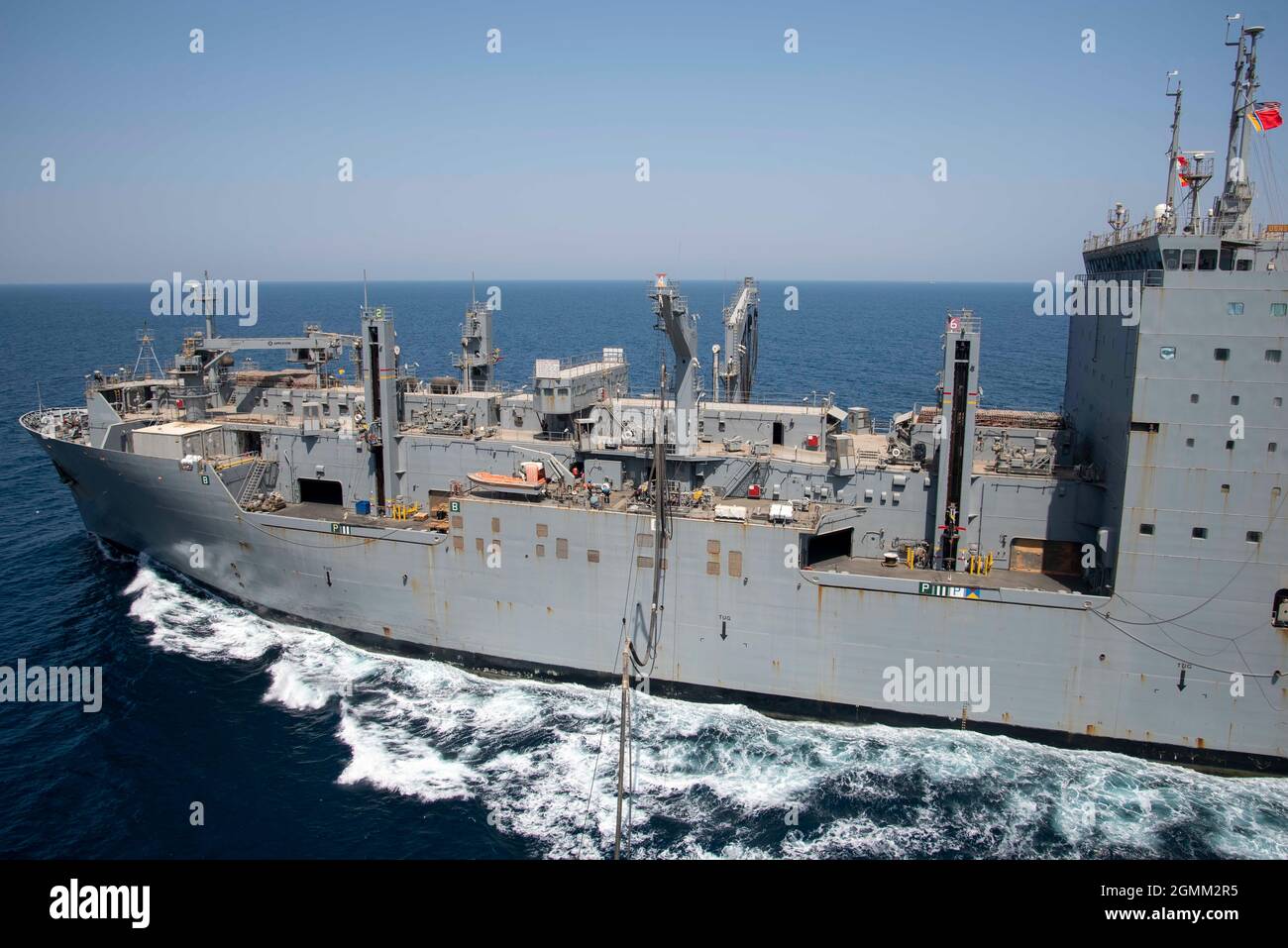 GOLFE PERSIQUE (18 septembre 2021) le navire de cargaison sèche et de munitions USNS Wally Schirra (T-AKE 8) effectue un réapprovisionnement en mer avec le navire d'assaut amphibie USS Essex (LHD 2), le 18 septembre. Essex et la 11e unité expéditionnaire maritime sont déployés dans la zone d'opérations de la 5e flotte des États-Unis afin d'assurer la stabilité et la sécurité maritimes dans la région centrale, reliant la Méditerranée et le Pacifique à travers l'ouest de l'océan Indien et trois points d'étranglement stratégiques. (É.-U. Photo marine par Jenna Dobson, spécialiste des communications de masse, 2e classe) Banque D'Images