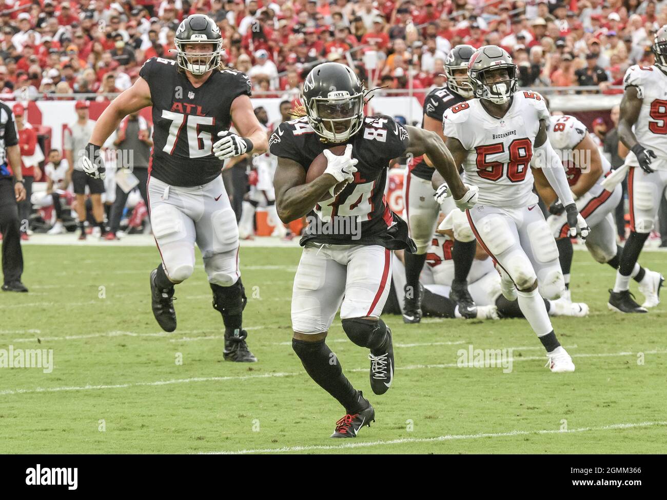 Tampa, États-Unis. 19 septembre 2021. Atlanta Falconss' Cordarrelle Patterson (84) se dirige vers la zone d'extrémité pour un touchdown pendant la deuxième moitié au stade Raymond James à Tampa, en Floride, le dimanche 19 septembre 2021. Photo de Steve Nesius/UPI crédit: UPI/Alamy Live News Banque D'Images