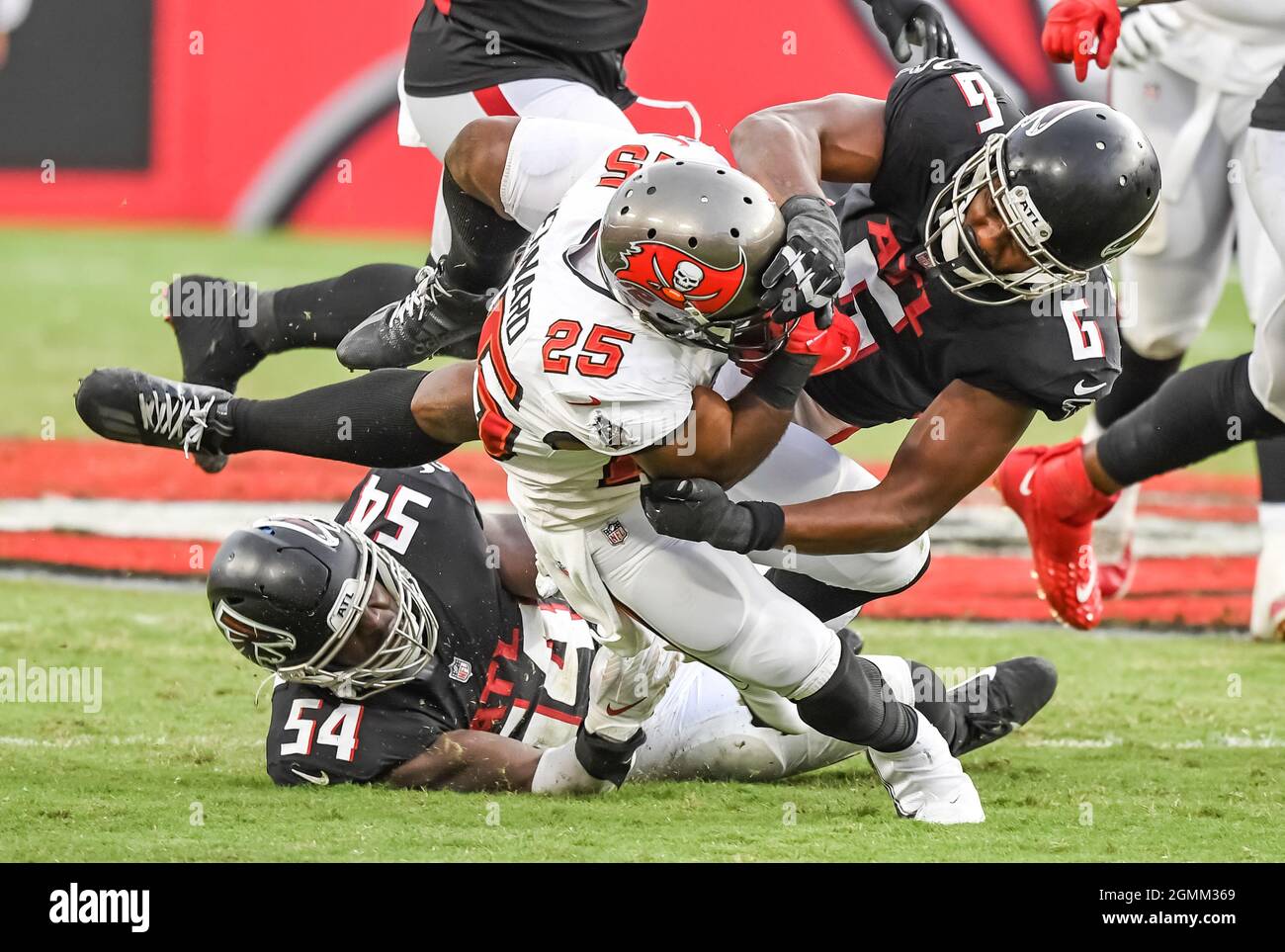 Tampa, États-Unis. 19 septembre 2021. Atlanta Falconss' Dante Fowler Jr. (6) et Foyesade Oluokun (54) s'attaquent à la Giovani Bernard des Buccaneers de Tampa Bay (25) pendant la seconde moitié au stade Raymond James à Tampa, en Floride, le dimanche 19 septembre 2021. Photo de Steve Nesius/UPI crédit: UPI/Alamy Live News Banque D'Images