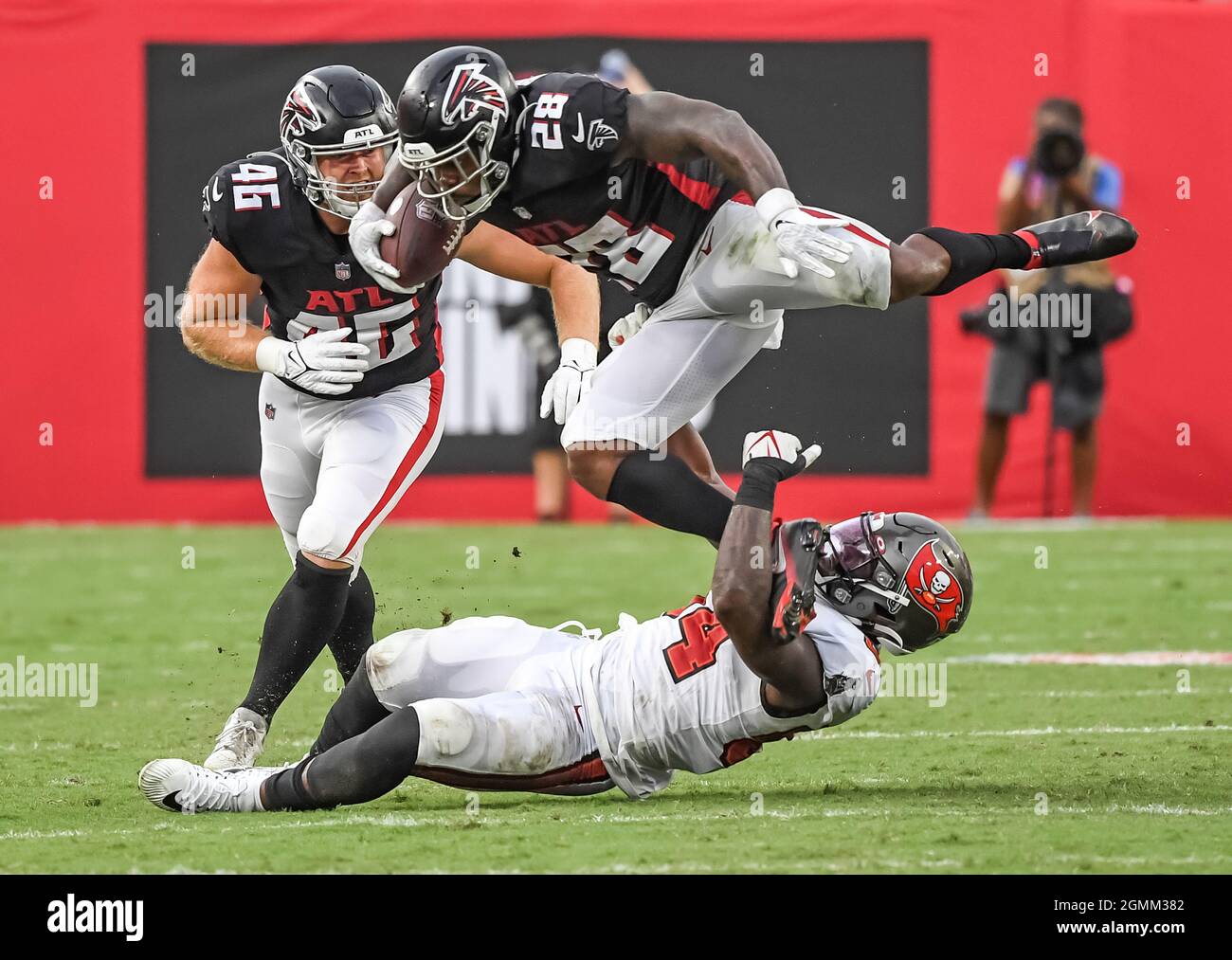 Tampa, États-Unis. 19 septembre 2021. Tampa Bay Buccaneerss' Lavonte David (54) saisit Atlanta Falcons en arrière Mike Davis (28) comme serré fin Parker Hesse (46) regarde pendant la deuxième moitié au stade Raymond James à Tampa, Floride, le dimanche 19 septembre 2021. Photo de Steve Nesius/UPI crédit: UPI/Alamy Live News Banque D'Images