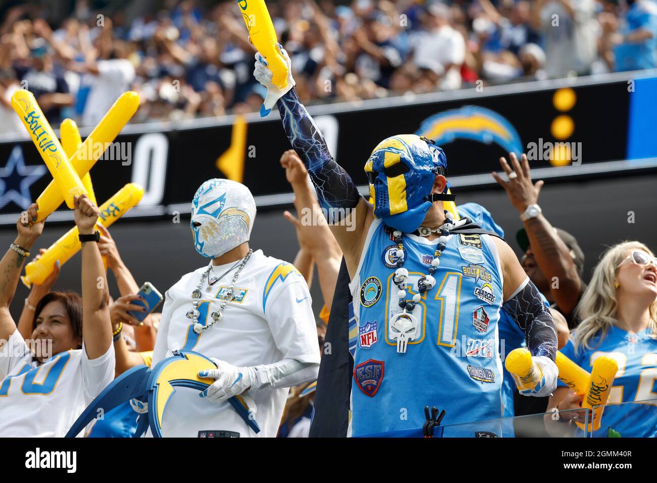 Inglewood, Californie, États-Unis. 19 septembre 2021. Los Angeles Chargers fans en action pendant le match de football NFL entre Los Angeles Chargers et les Dallas Cowboys au SOFI Stadium à Inglewood, Californie. Crédit photo obligatoire : Charles Baus/CSM/Alay Live News Banque D'Images