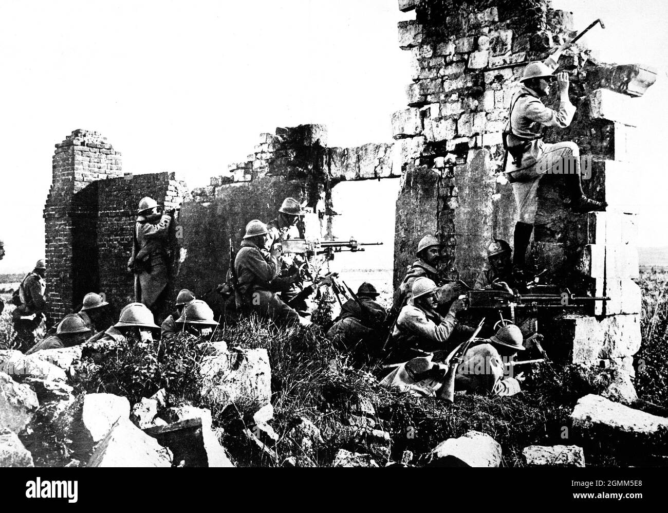 Les troopeurs français sous le général Gouraud, avec leurs mitrailleuses parmi les ruines d'une cathédrale près de la Marne en 1918 Banque D'Images