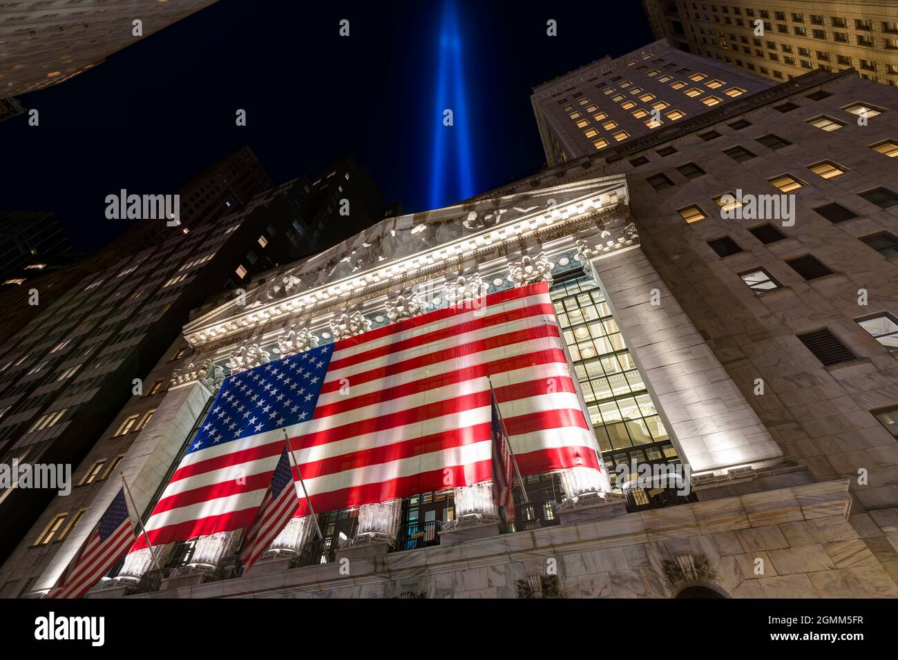 9/11 hommage à la lumière. La Bourse de New York illuminée la nuit. Vue de Broad Street, Manhattan, USA. Banque D'Images