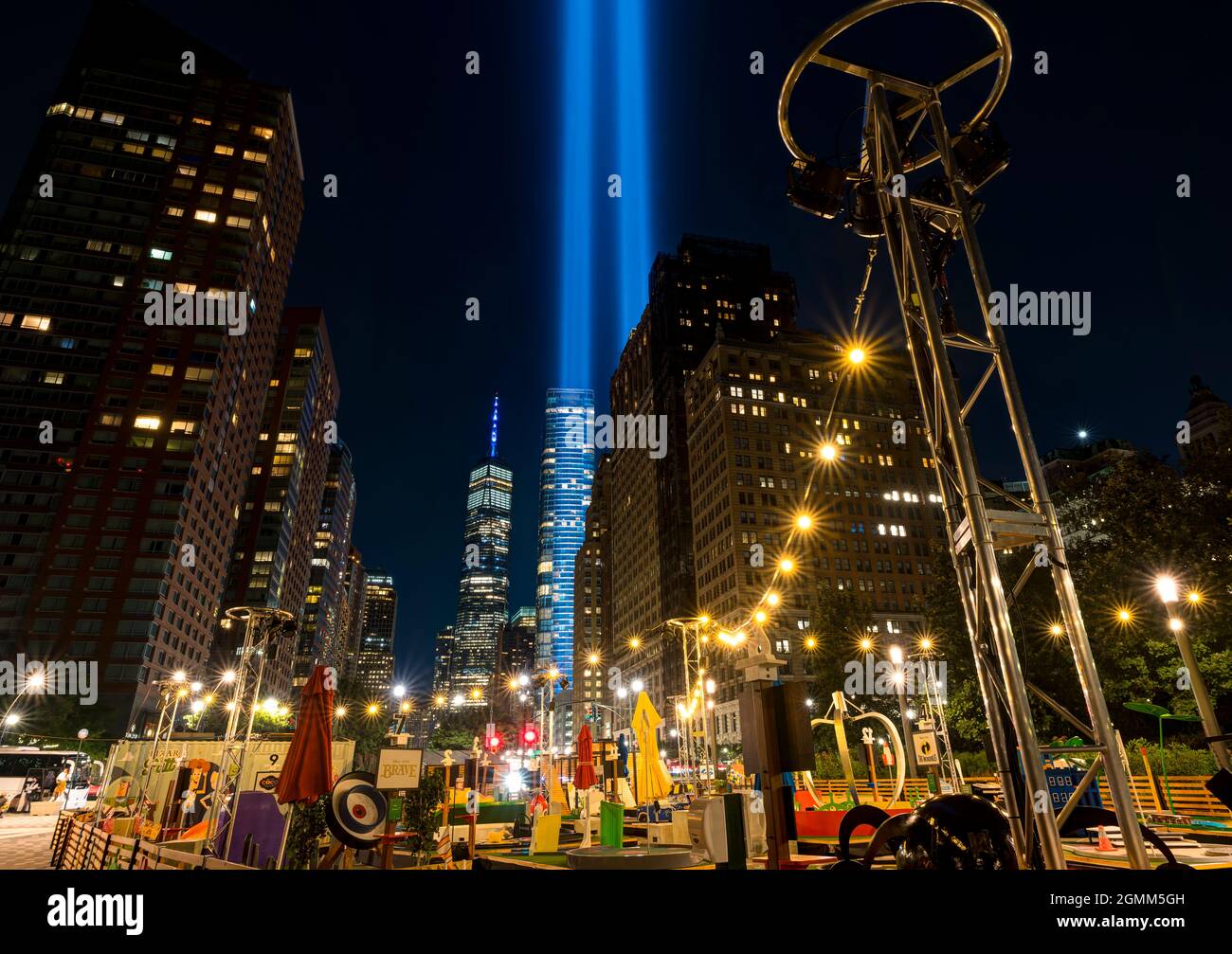 9/11 hommage à la lumière. Lower Manhattan illuminé la nuit. Rue Ouest. Vue depuis Battery Park, Manhattan, États-Unis. Banque D'Images