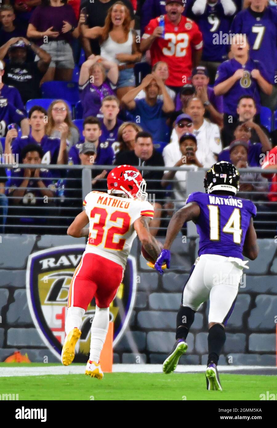 Baltimore, États-Unis. 19 septembre 2021. Sécurité des chefs de Kansas City Tyrann Mathieu (32) intercepte et court devant Sammy Watkins (14), le grand receveur de Baltimore Ravens, pour un touchdown de 34 yards pendant le premier trimestre au stade M&T Bank à Baltimore, Maryland, le dimanche 19 septembre 2021. Photo de David Tulis/UPI crédit: UPI/Alay Live News Banque D'Images