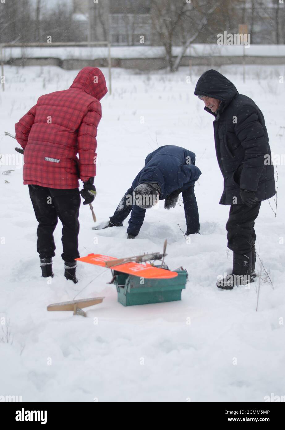 Kovrov, Russie. 5 janvier 2017. Territoire école résidentielle. Adolescent avec son assistant à la recherche d'une partie d'avion dans la neige pendant la préparation Banque D'Images