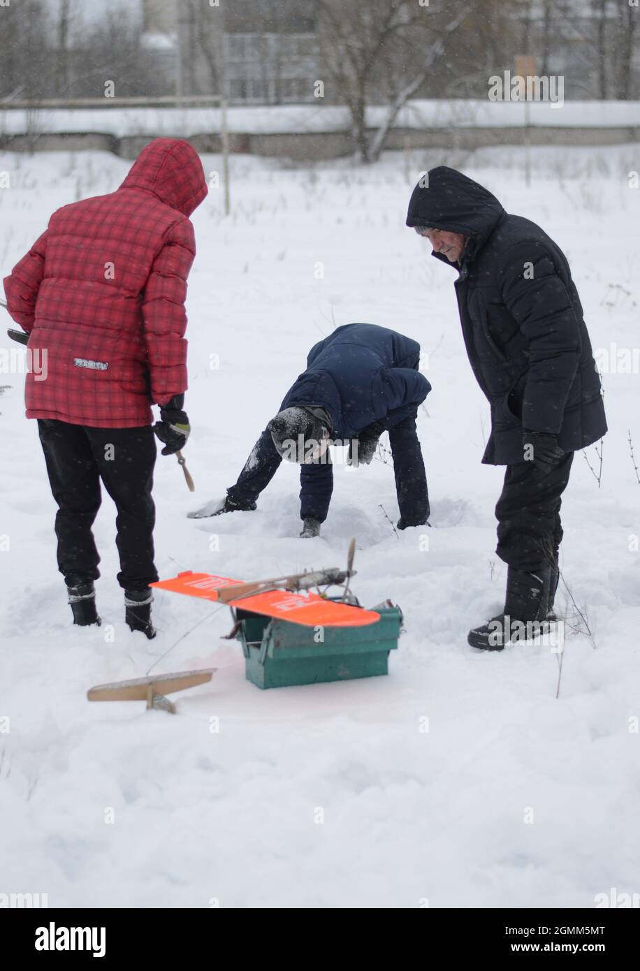 Kovrov, Russie. 5 janvier 2017. Territoire école résidentielle. Adolescent avec son assistant à la recherche d'une partie d'avion dans la neige pendant la préparation Banque D'Images