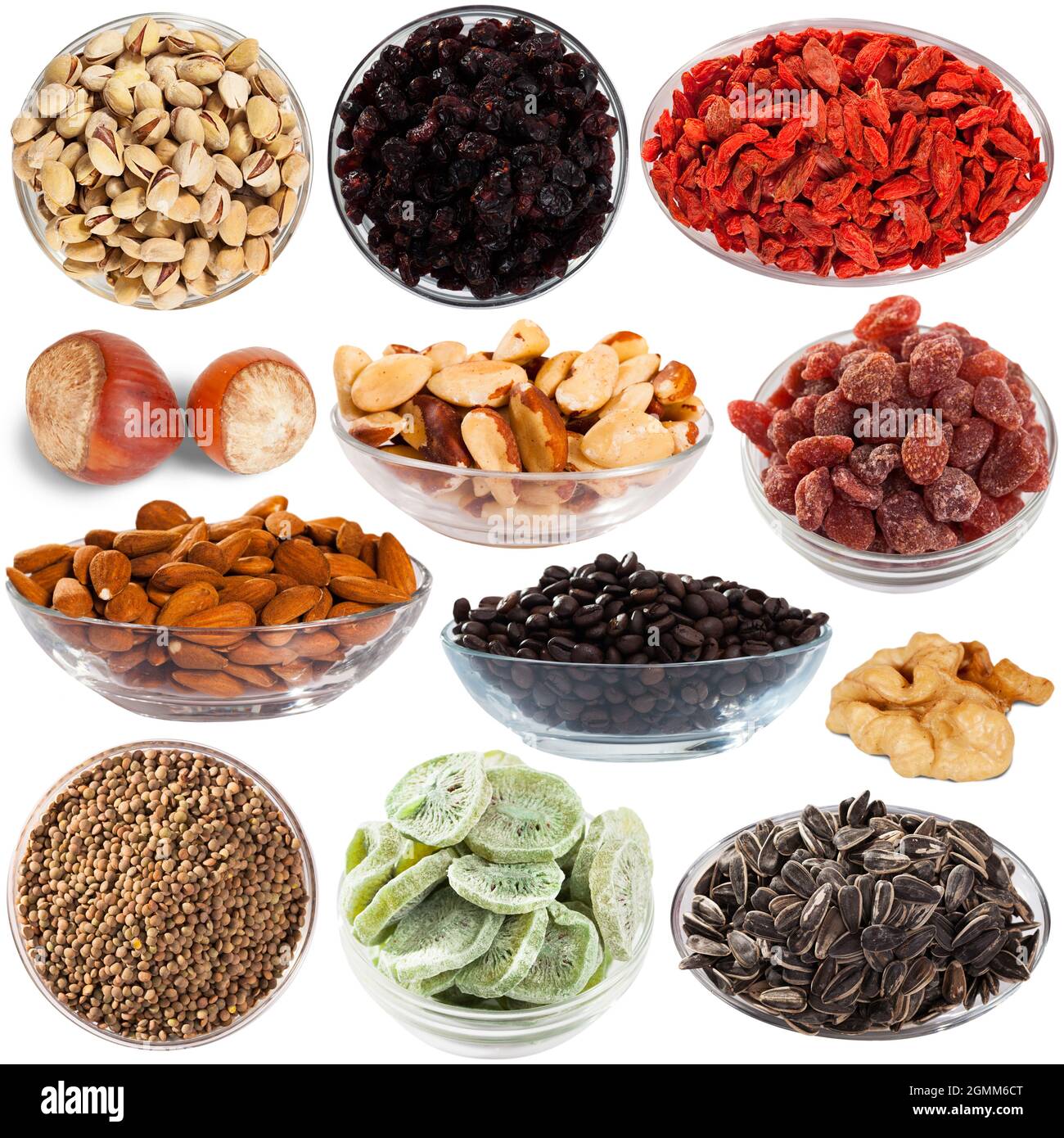 Plaques avec produits secs et en vrac diffrents isolés sur fond blanc Banque D'Images