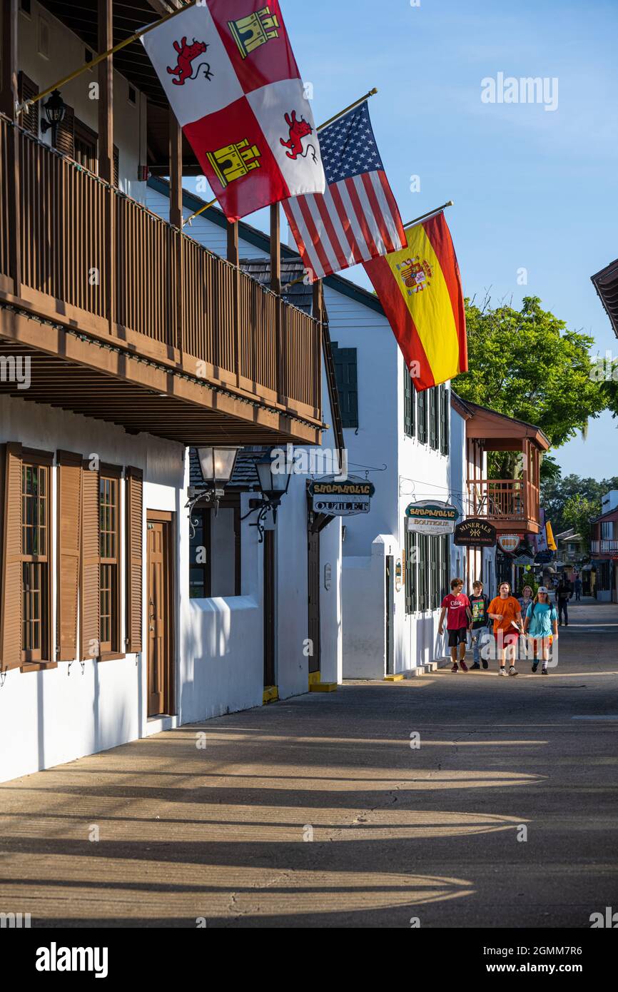 Rue historique de St. George dans la vieille ville St. Augustine, Floride, peu après le lever du soleil. (ÉTATS-UNIS) Banque D'Images
