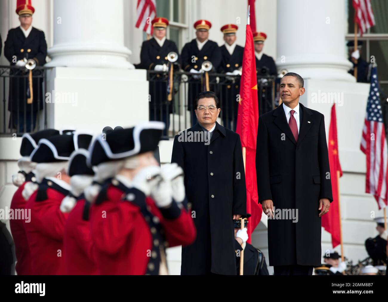 Le président Barack Obama et le président chinois Hu Jintao regardent la vieille garde Fife et le Drum corps de l'armée américaine passer sur la pelouse sud de la Maison Blanche, le 19 janvier 2011. (Photo officielle de la Maison Blanche par Chuck Kennedy) cette photo officielle de la Maison Blanche est disponible uniquement pour publication par les organismes de presse et/ou pour impression personnelle par le(s) sujet(s) de la photo. La photographie ne peut être manipulée d'aucune manière et ne peut pas être utilisée dans des documents commerciaux ou politiques, des publicités, des e-mails, des produits, des promotions qui, de quelque manière que ce soit, suggèrent l'approbation ou l'approbation du Banque D'Images