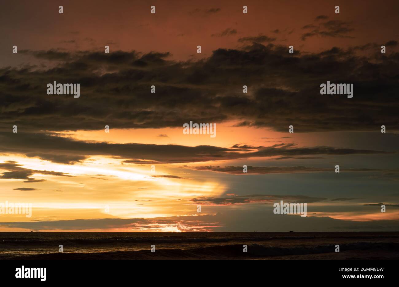 Ciel doré spectaculaire au coucher du soleil sur la mer Banque D'Images