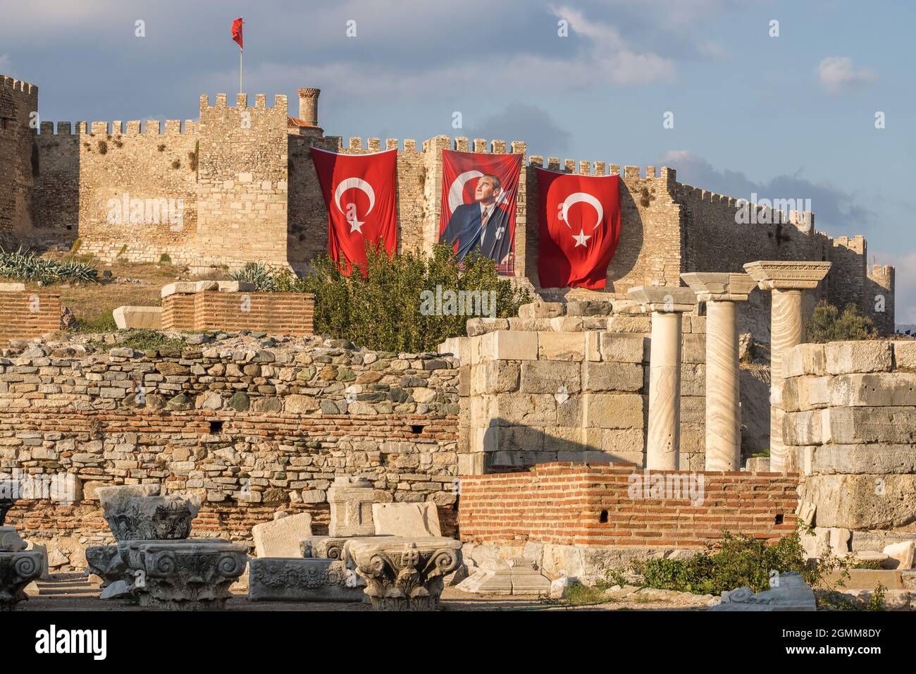 Les ruines de la basilique Johns et l'ancien château d'Ayasuluk dans la ville de Selcuk, en Turquie Banque D'Images