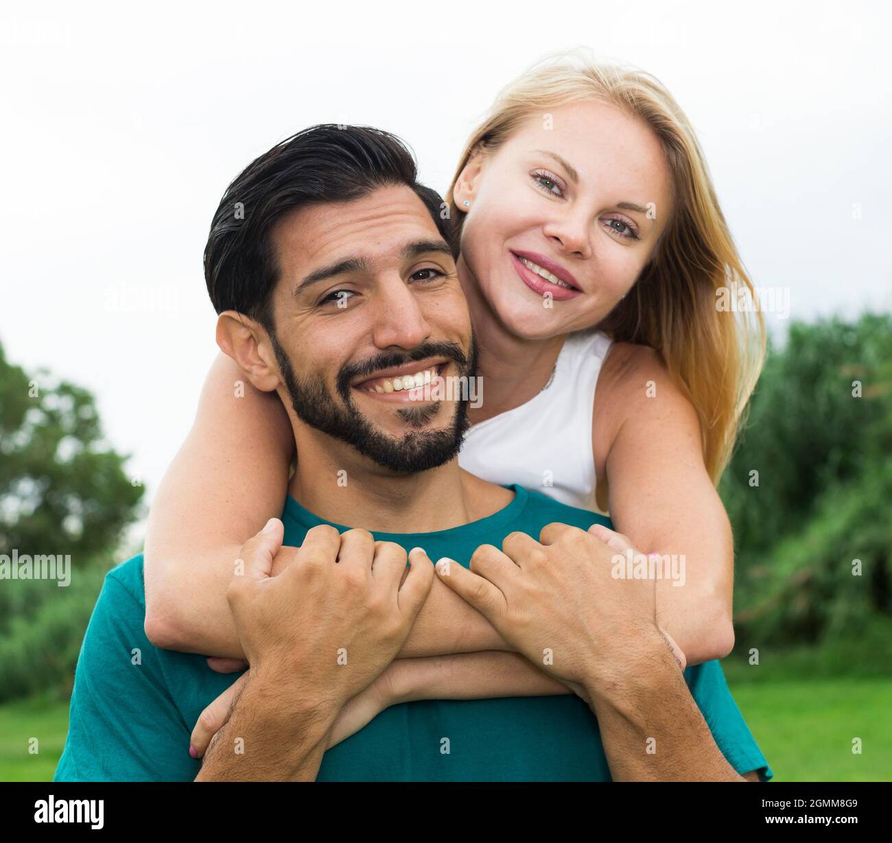 Portrait d'un homme avec une petite amie qui se repose ensemble Banque D'Images