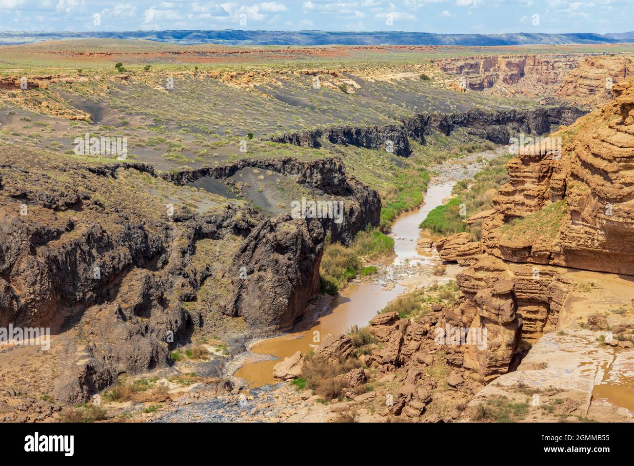 Les chutes de Grand Falls (Chocolate Falls), la falaise et le fleuve Little Colorado dans le désert peint, en Arizona, tombent séchées en été Banque D'Images
