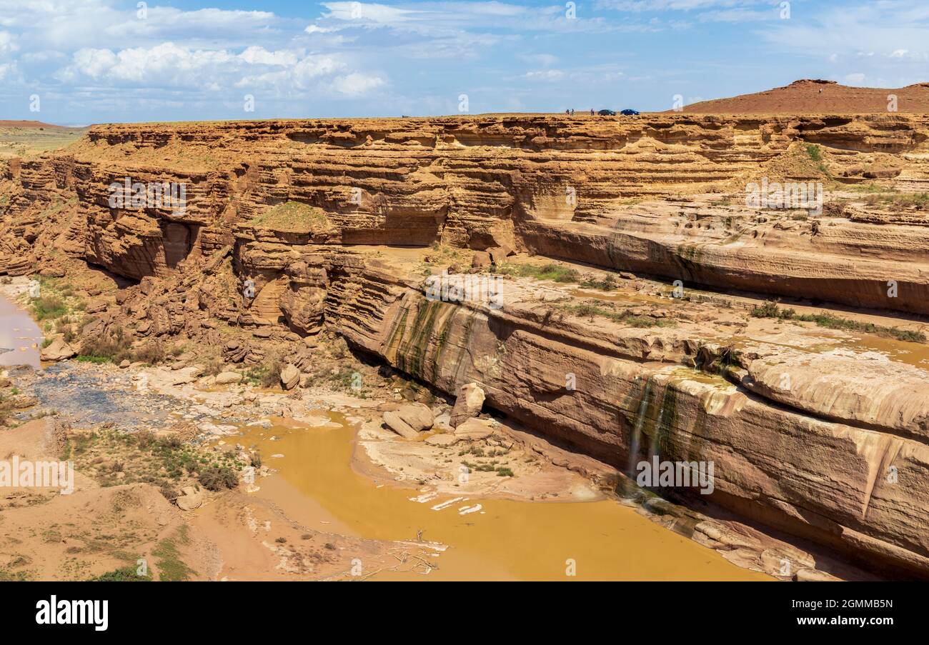 Les chutes de Grand Falls (Chocolate Falls), la falaise et le fleuve Little Colorado dans le désert peint, en Arizona, tombent séchées en été Banque D'Images