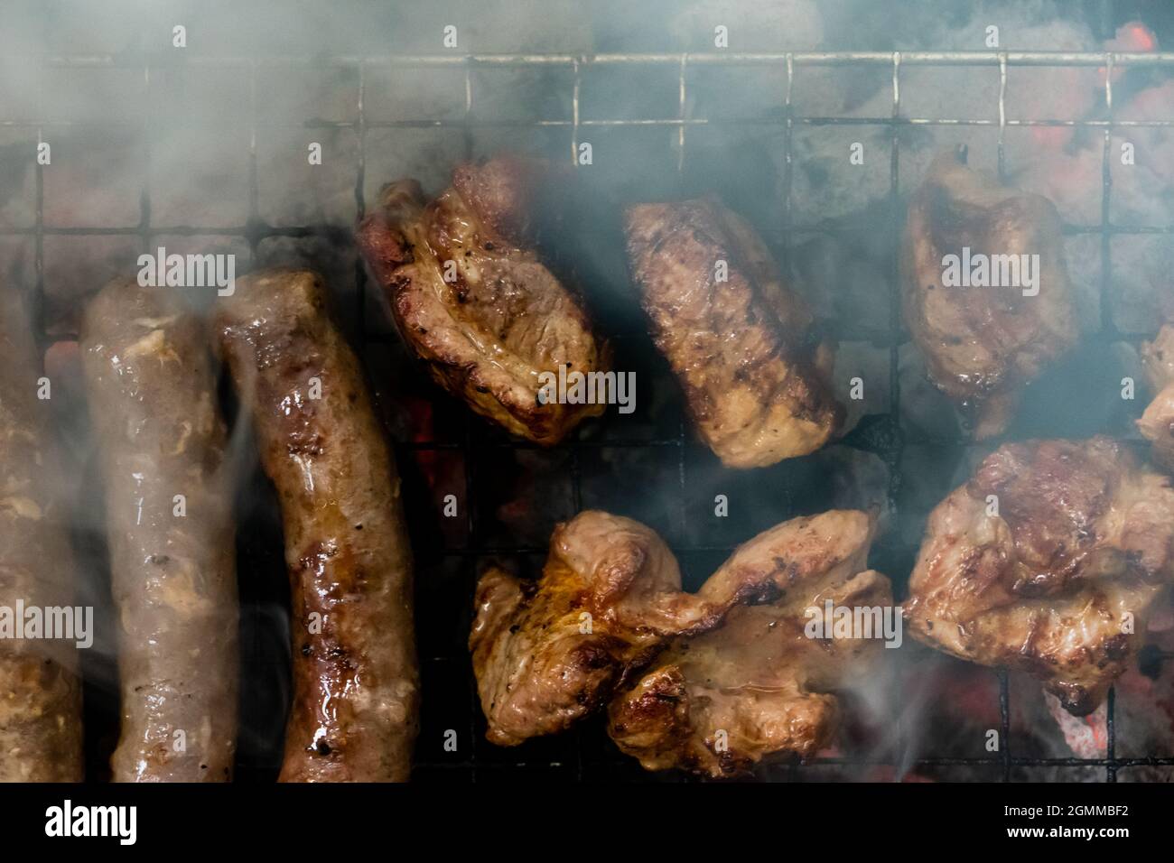 Saucisses et grillades de viande sur le barbecue, vue du dessus Banque D'Images