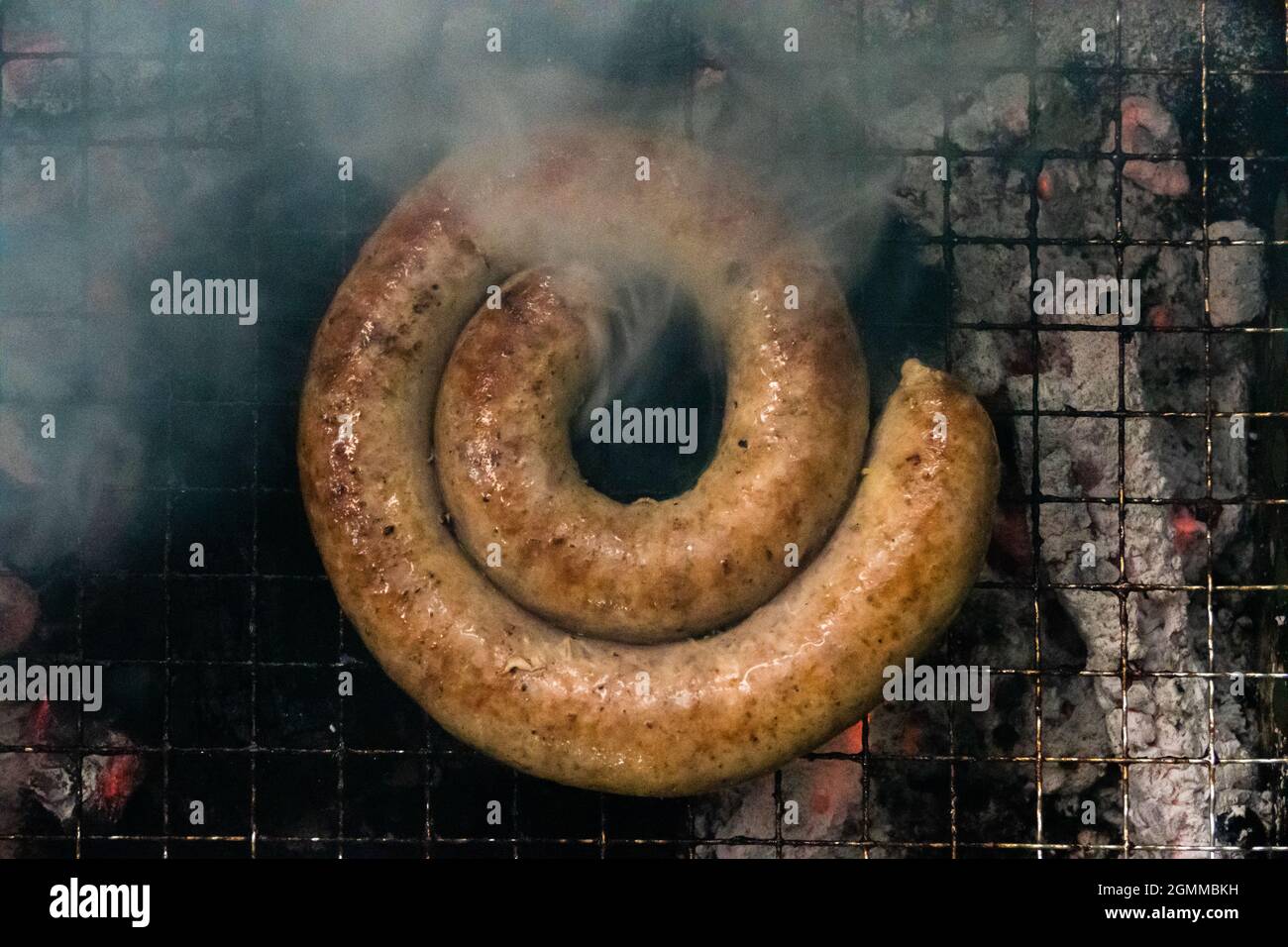 Gril à spirale de saucisse de style sud-africain sur un barbecue, vue de dessus Banque D'Images