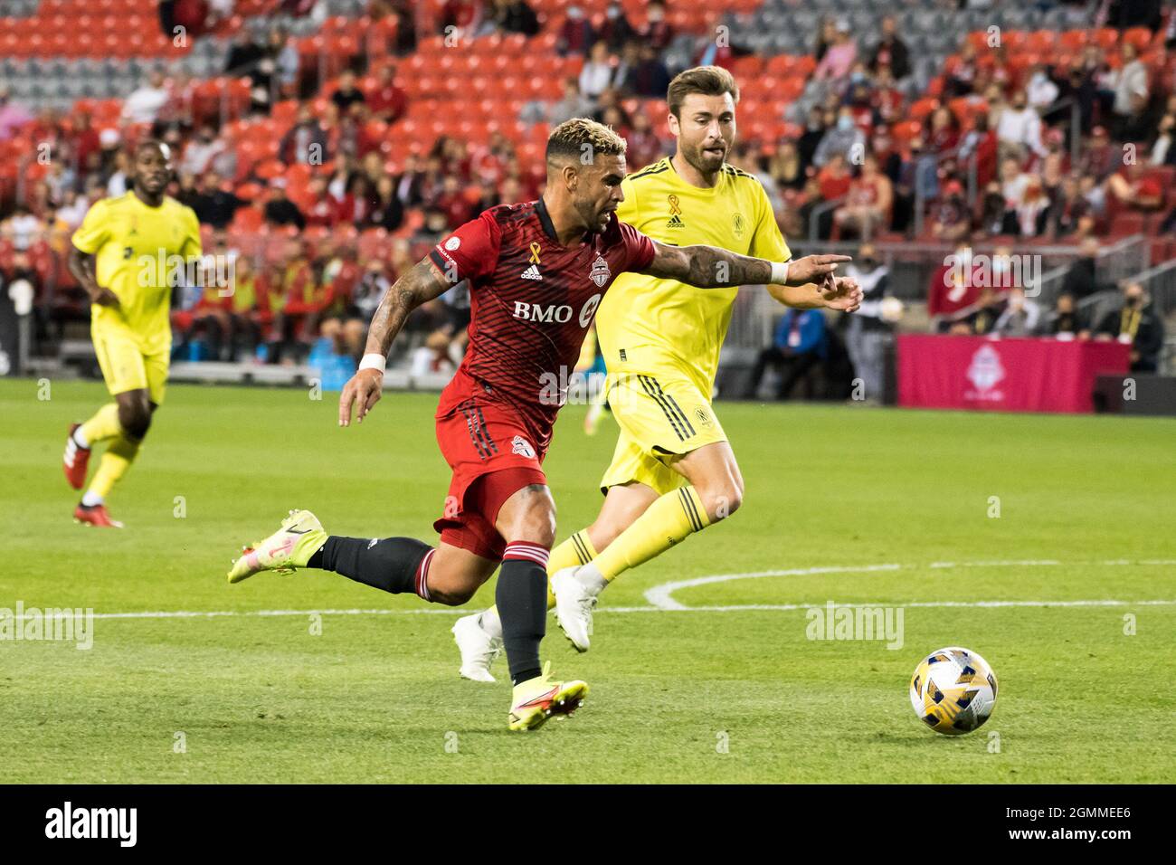 Toronto, Canada. 18 septembre 2021. Dom Dwyer (6) du FC de Toronto et Dave Romney (4) du SC de Nashville sont vus en action pendant le match de football MLS entre le FC de Toronto et le SC de Nashville à BMO Field à Toronto. Note finale; Toronto FC 2:1 Nashville SC). Crédit : SOPA Images Limited/Alamy Live News Banque D'Images