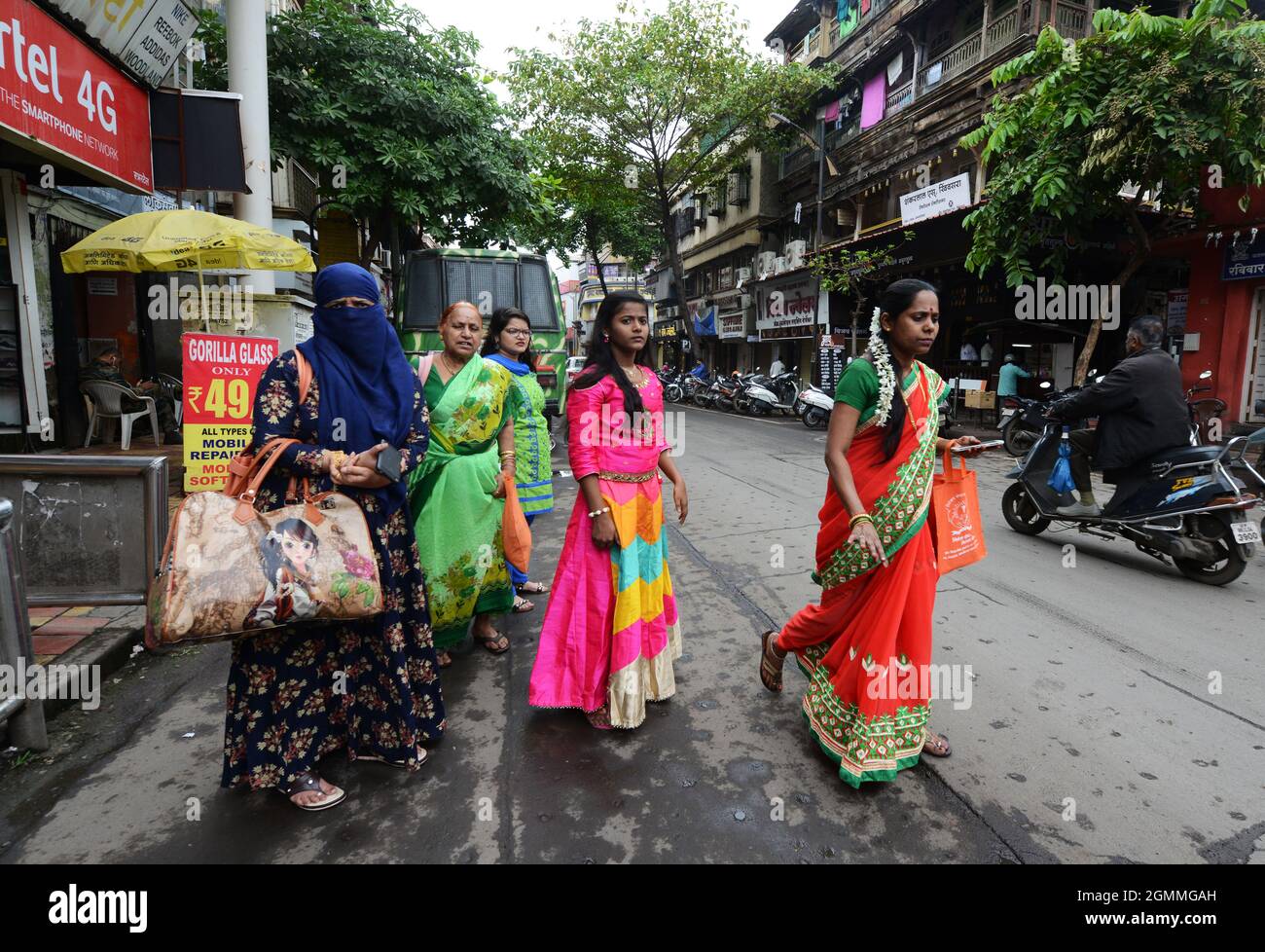 Les femmes Marathi marchent dans leurs robes colorées à Pune, Inde. Banque D'Images