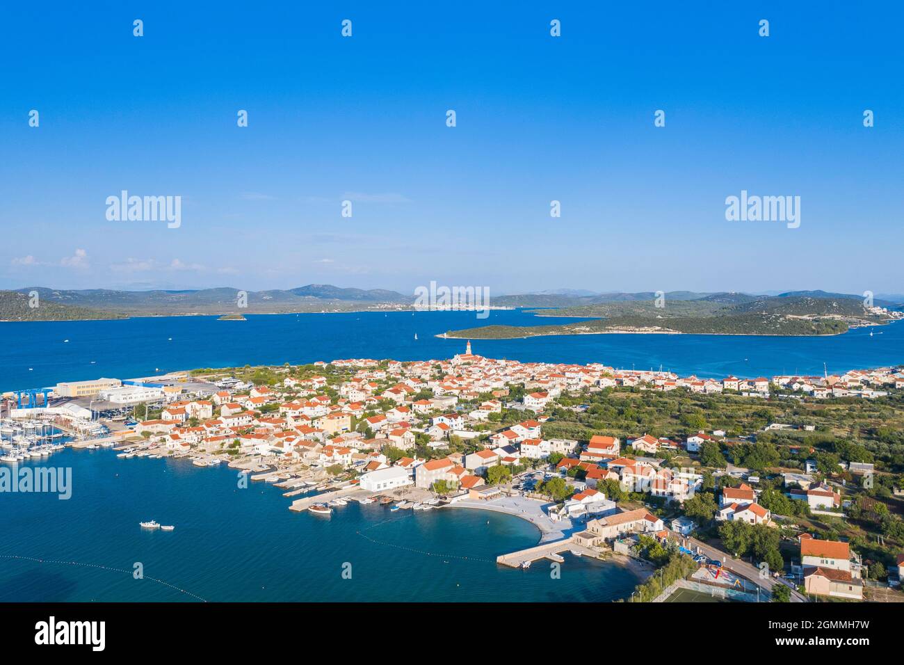 Vue aérienne de la ville de Betina sur l'île de Murter, Dalmatie, Croatie Banque D'Images