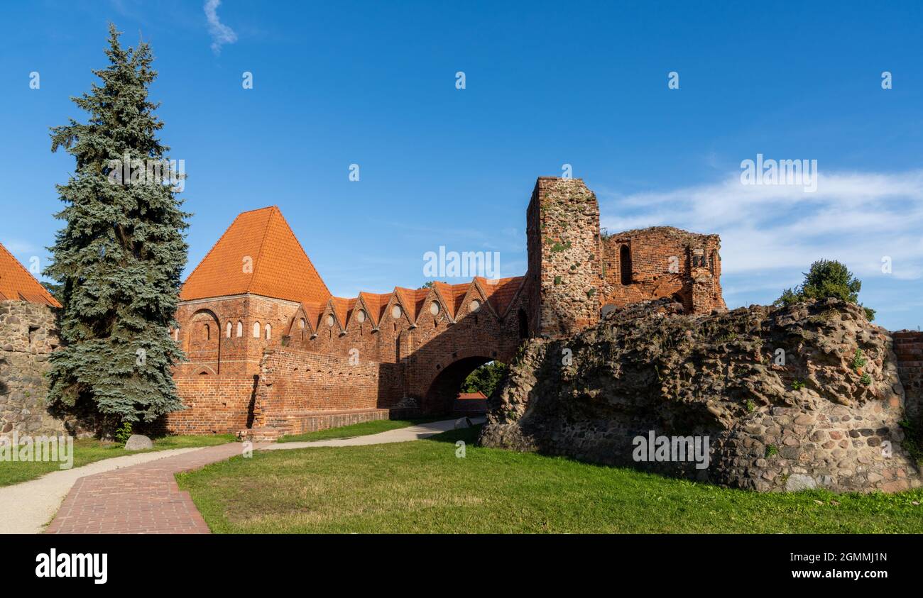 Torun, Pologne - 6 septembre 2021 : vue sur les vieux murs défensifs gothiques autour du centre historique de Torun Banque D'Images