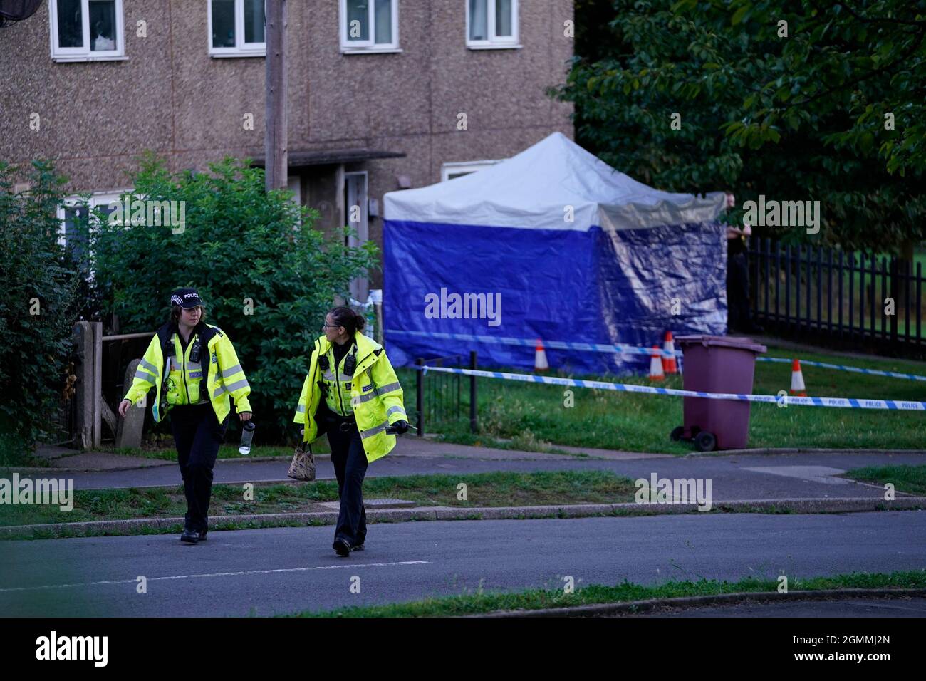 Des policiers ont passé une tente de police sur les lieux de la scène à Chandos Crescent à Killamarsh, près de Sheffield, où quatre personnes ont été trouvées mortes dans une maison dimanche. La police de Derbyshire a déclaré qu'un homme est en garde à vue et qu'il ne cherche personne d'autre en relation avec la mort. Date de la photo: Lundi 20 septembre 2021. Banque D'Images