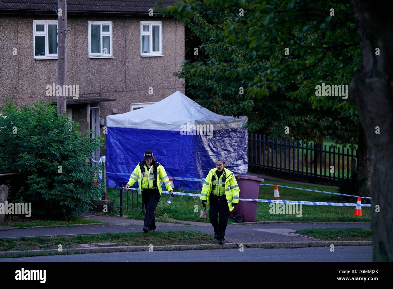 Des policiers ont passé une tente de police sur les lieux de la scène à Chandos Crescent à Killamarsh, près de Sheffield, où quatre personnes ont été trouvées mortes dans une maison dimanche. La police de Derbyshire a déclaré qu'un homme est en garde à vue et qu'il ne cherche personne d'autre en relation avec la mort. Date de la photo: Lundi 20 septembre 2021. Banque D'Images