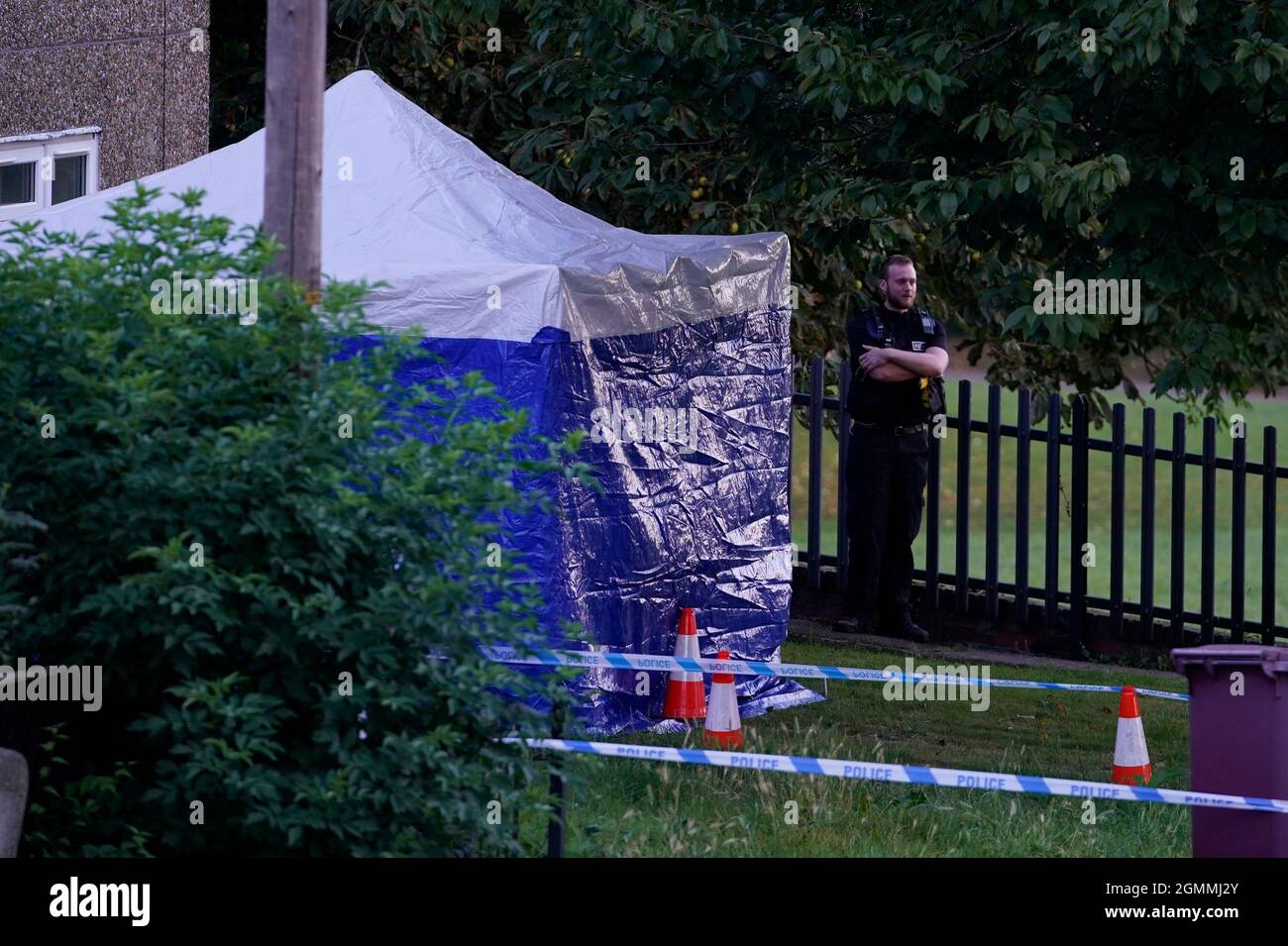 Une tente de police sur les lieux à Chandos Crescent à Killamarsh, près de Sheffield, où quatre personnes ont été trouvées mortes dans une maison dimanche. La police de Derbyshire a déclaré qu'un homme est en garde à vue et qu'il ne cherche personne d'autre en relation avec la mort. Date de la photo: Lundi 20 septembre 2021. Banque D'Images