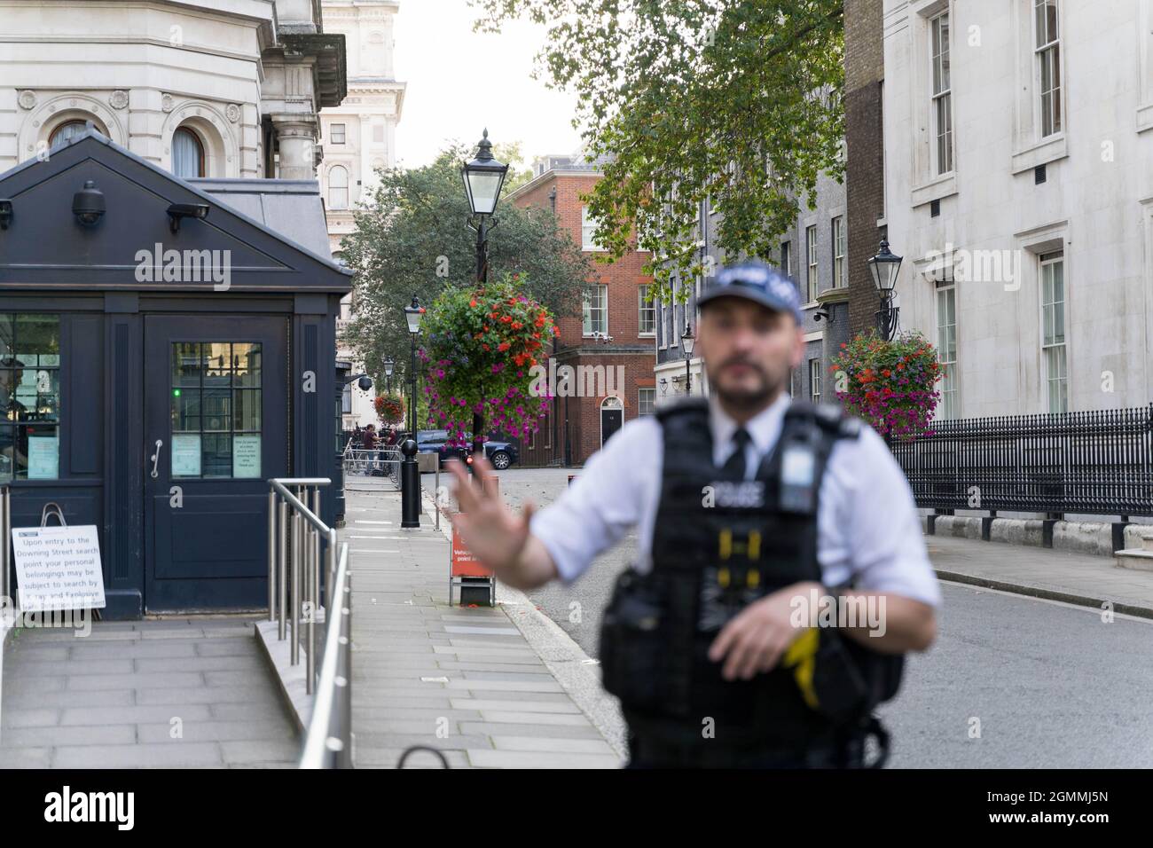 Vue sur Downing Street bloquée par un agent de sécurité, police de Londres Royaume-Uni Banque D'Images