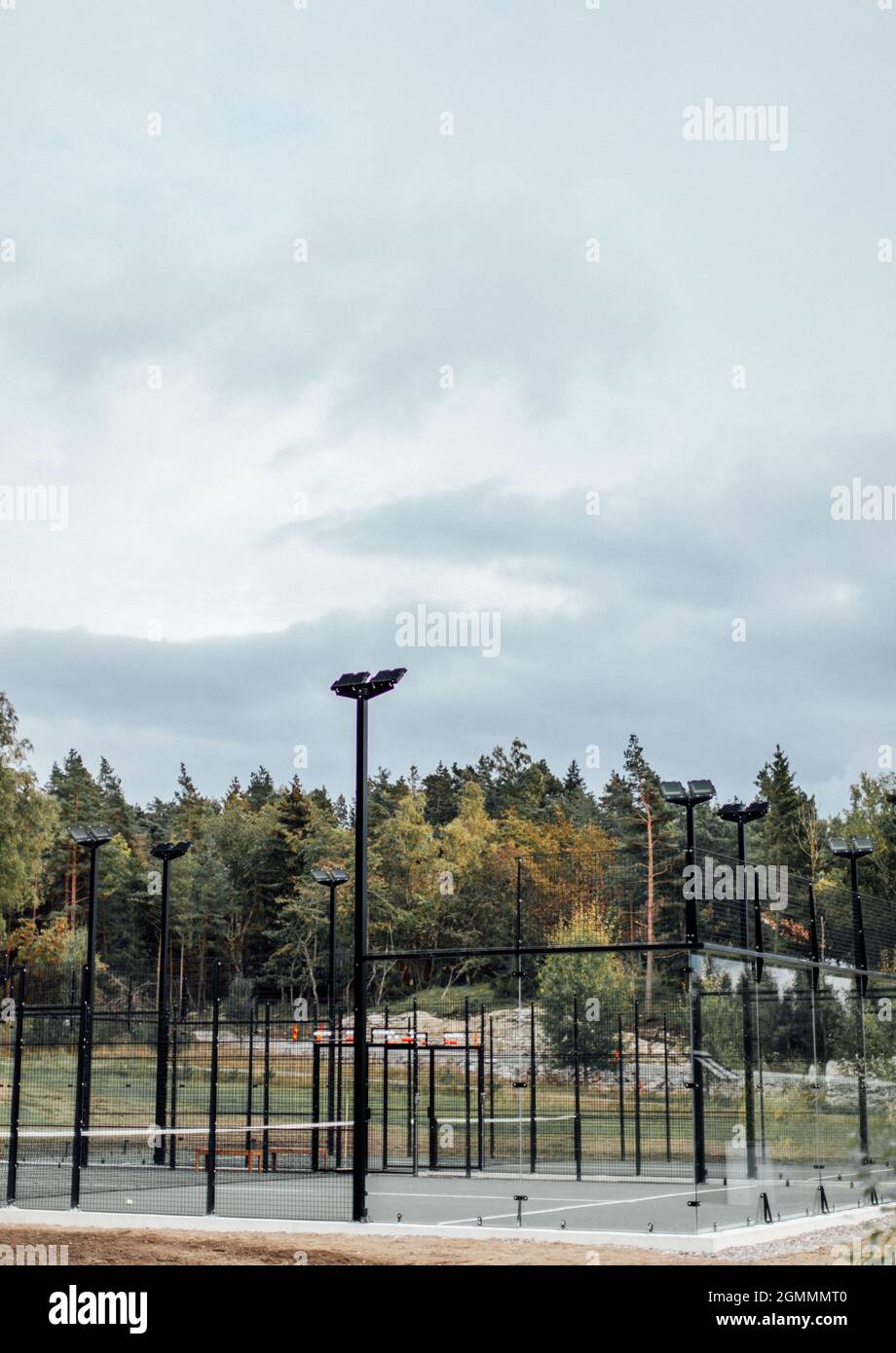Paddle court dehors en Suède un jour nuageux Banque D'Images