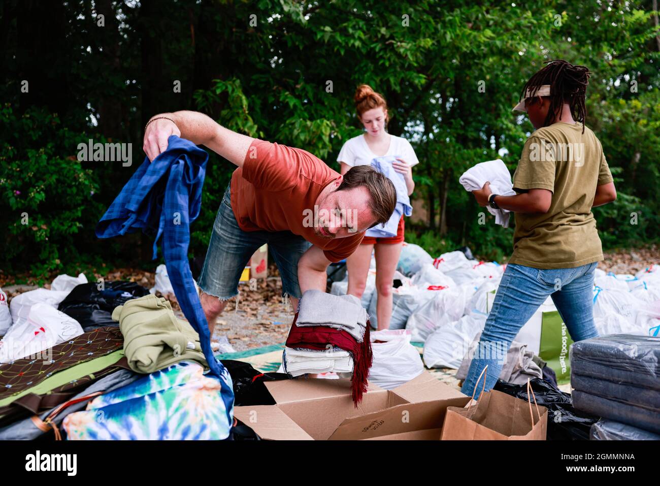 Reed Hepburn, de gauche, aide à trier et à organiser des dons pour les réfugiés afghans à l'Église universelle unitaire de Bloomington. Il y a actuellement plus de 6000 000 réfugiés hébergés dans une zone sûre de Camp Atterbury, qui est une base militaire près d'Édimbourg, dans l'Indiana. Le gouvernement des États-Unis a facilité un transport aérien militaire de plus de 100,000 Afghans soupçonnés d'être en danger après la prise de contrôle rapide de l'Afghanistan par les talibans. Les États-Unis se sont retirés d'Afghanistan après leur plus longue guerre, qui a commencé en 2001 après l'attaque terroriste de 9/11. Banque D'Images