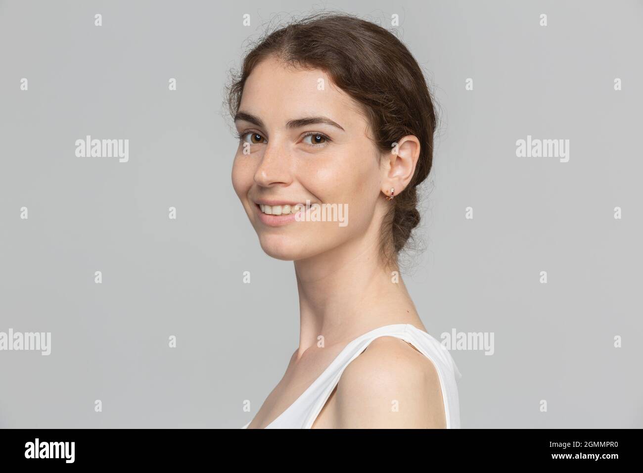 Portrait souriant jeune femme sur fond blanc Banque D'Images