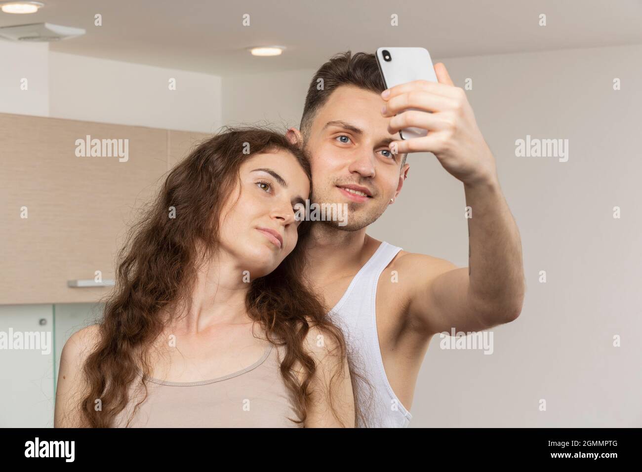 Un jeune couple prend son selfie avec un appareil photo Banque D'Images