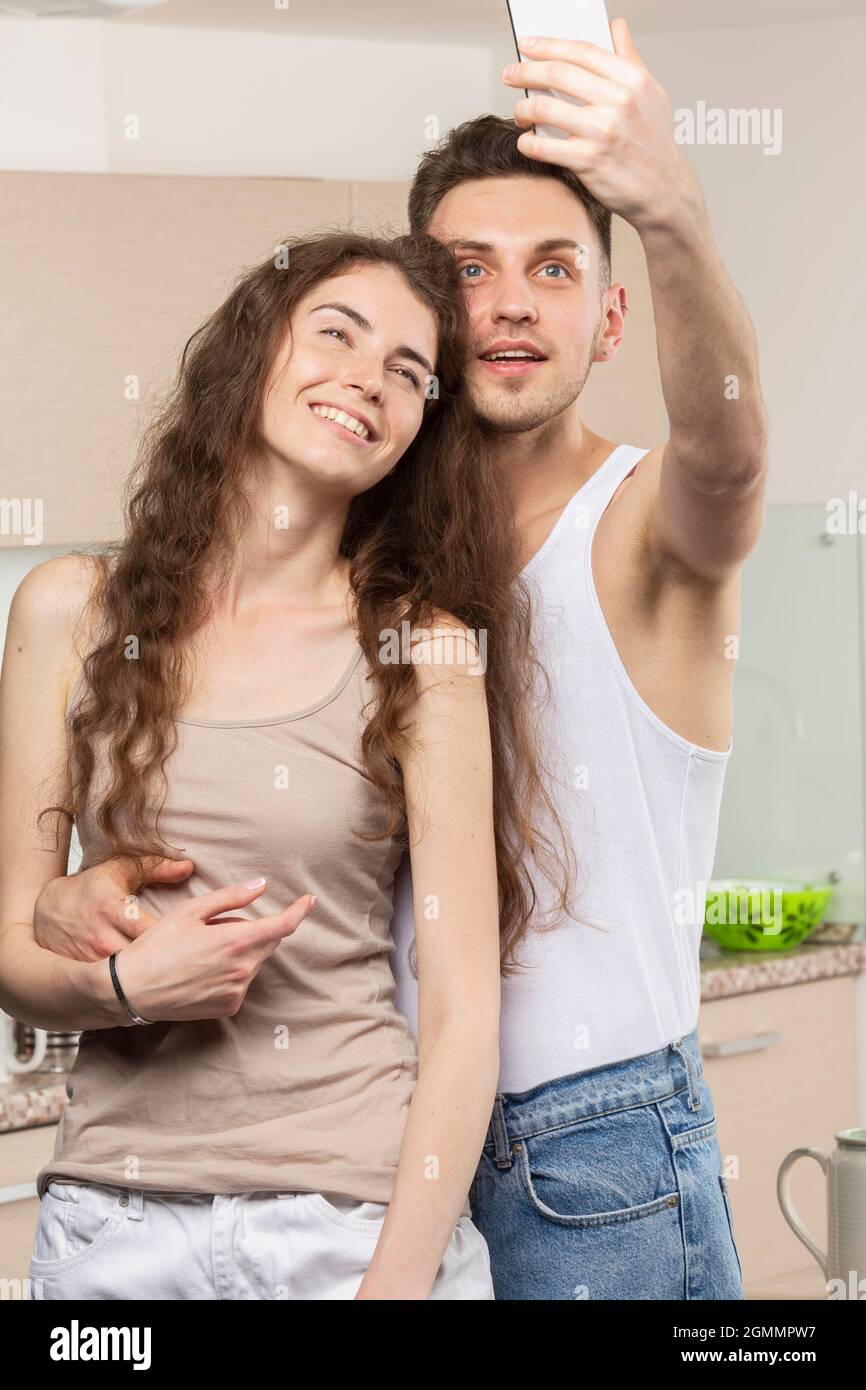 Un jeune couple heureux qui prend son selfie avec un smartphone Banque D'Images