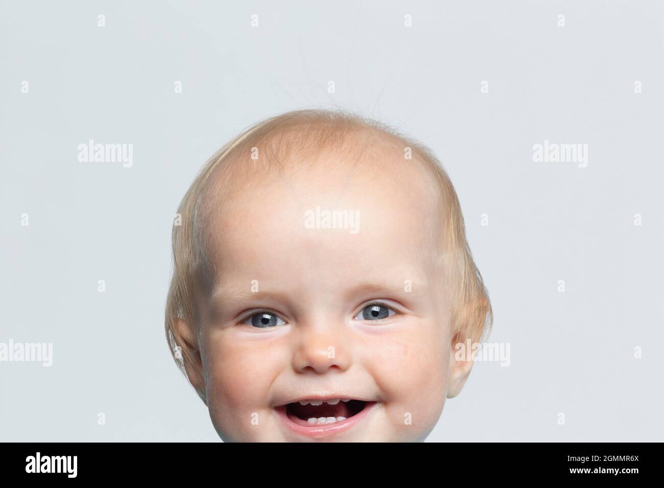 Portrait mignon bébé garçon heureux sur fond blanc Banque D'Images