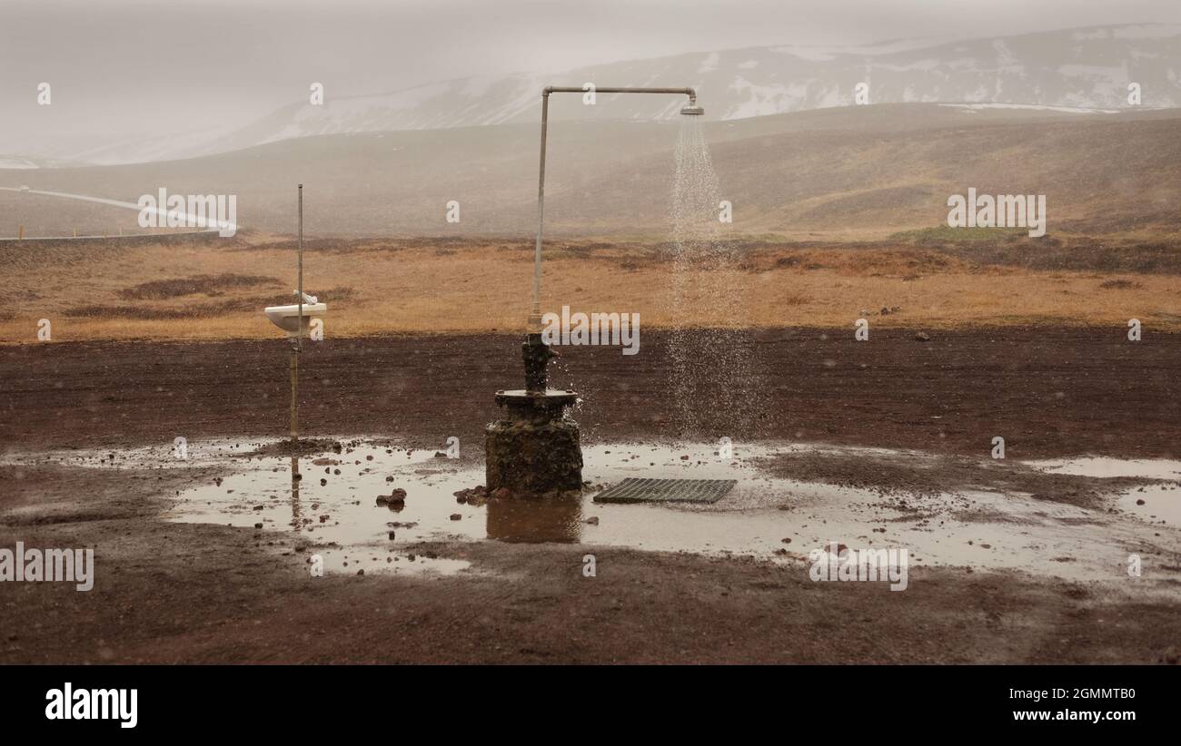 Douche extérieure dans le paysage islandais Banque D'Images