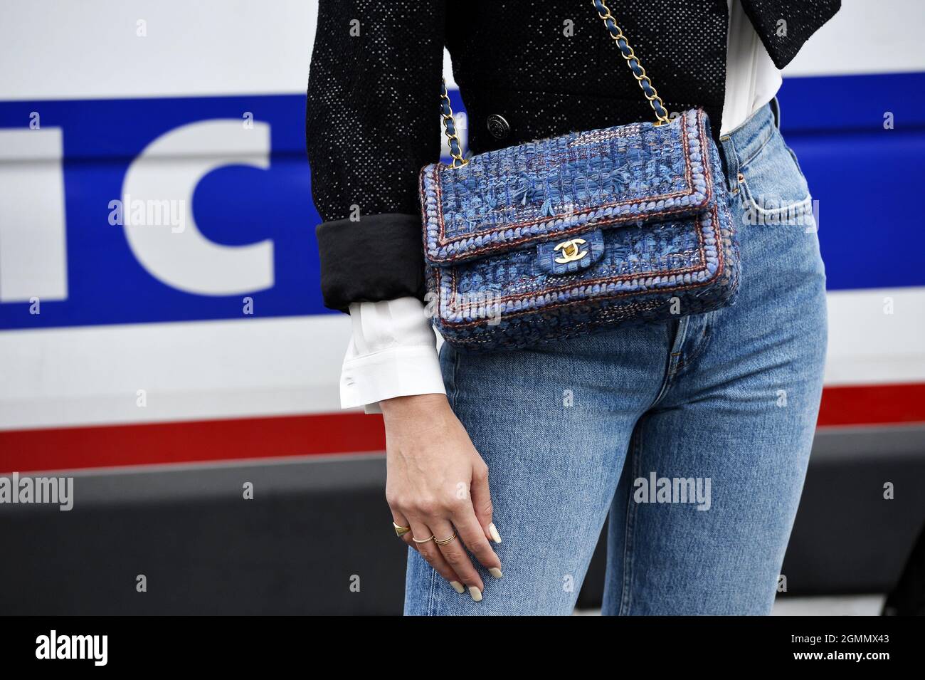 Sac et jeans Chanel - Streetstyle à Paris Fashion week - France Photo Stock  - Alamy