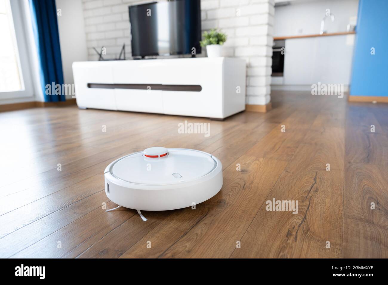 Aspirateur robot qui nettoie la pièce. Concept de maison intelligente Banque D'Images