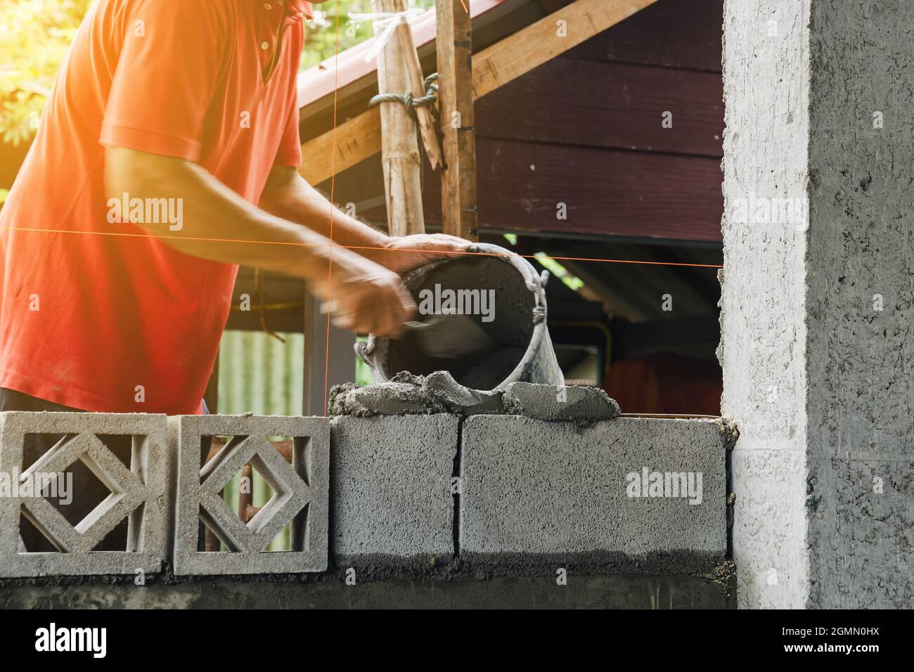 Motion blur bricklayer homme travaillant construire pour la construction à la maison Banque D'Images