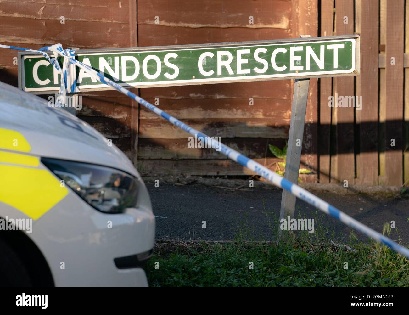 La scène à Chandos Crescent à Killamarsh, près de Sheffield, où quatre personnes ont été trouvées mortes dans une maison dimanche. La police de Derbyshire a déclaré qu'un homme est en garde à vue et qu'il ne cherche personne d'autre en relation avec la mort. Date de la photo: Lundi 20 septembre 2021. Banque D'Images
