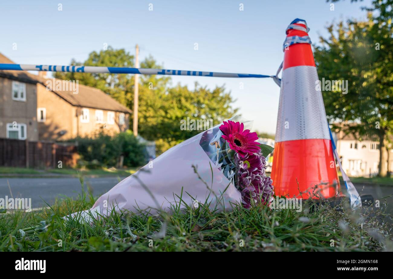 Fleurs laissées sur la scène à Chandos Crescent à Killamarsh, près de Sheffield, où quatre personnes ont été trouvées mortes dans une maison dimanche. La police de Derbyshire a déclaré qu'un homme est en garde à vue et qu'il ne cherche personne d'autre en relation avec la mort. Date de la photo: Lundi 20 septembre 2021. Banque D'Images