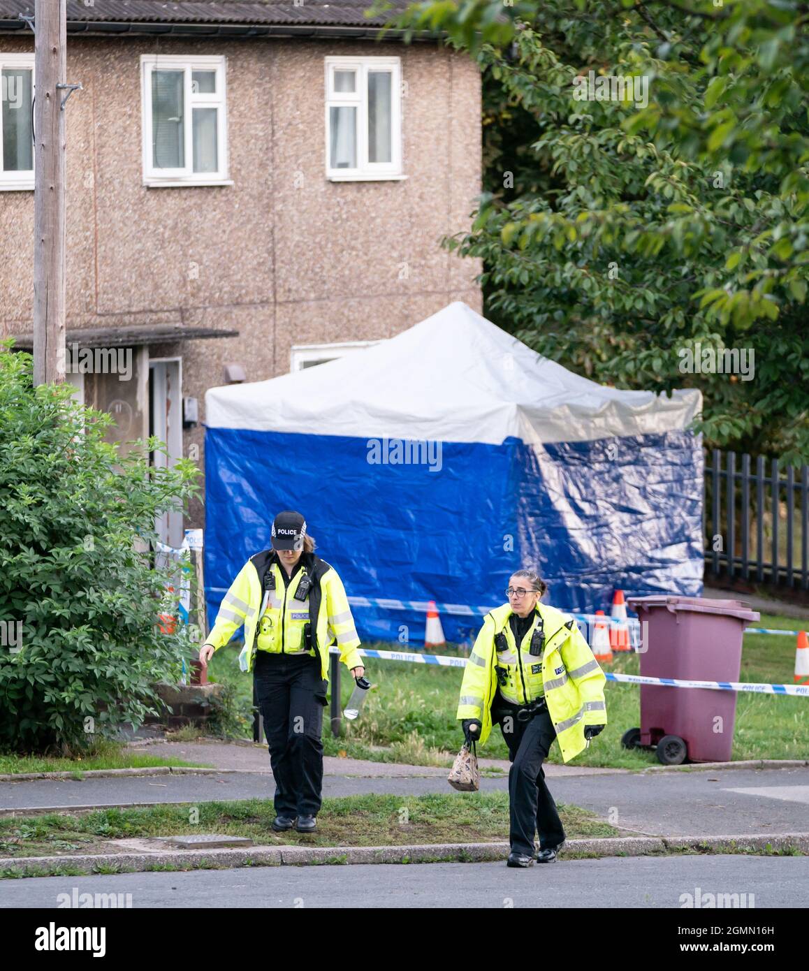 La scène à Chandos Crescent à Killamarsh, près de Sheffield, où quatre personnes ont été trouvées mortes dans une maison dimanche. La police de Derbyshire a déclaré qu'un homme est en garde à vue et qu'il ne cherche personne d'autre en relation avec la mort. Date de la photo: Lundi 20 septembre 2021. Banque D'Images