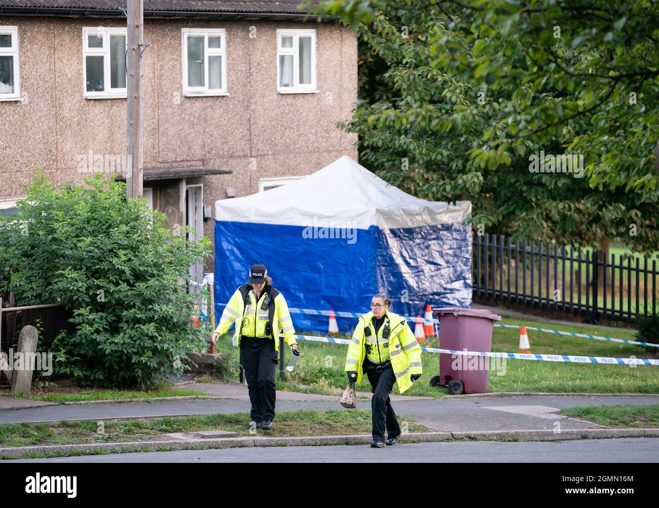 La scène à Chandos Crescent à Killamarsh, près de Sheffield, où quatre personnes ont été trouvées mortes dans une maison dimanche. La police de Derbyshire a déclaré qu'un homme est en garde à vue et qu'il ne cherche personne d'autre en relation avec la mort. Date de la photo: Lundi 20 septembre 2021. Banque D'Images