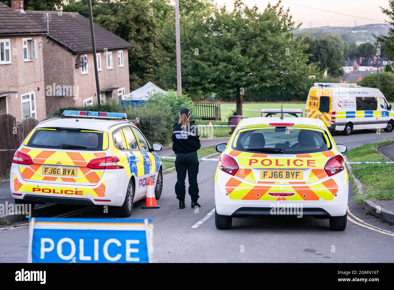 La scène à Chandos Crescent à Killamarsh, près de Sheffield, où quatre personnes ont été trouvées mortes dans une maison dimanche. La police de Derbyshire a déclaré qu'un homme est en garde à vue et qu'il ne cherche personne d'autre en relation avec la mort. Date de la photo: Lundi 20 septembre 2021. Banque D'Images