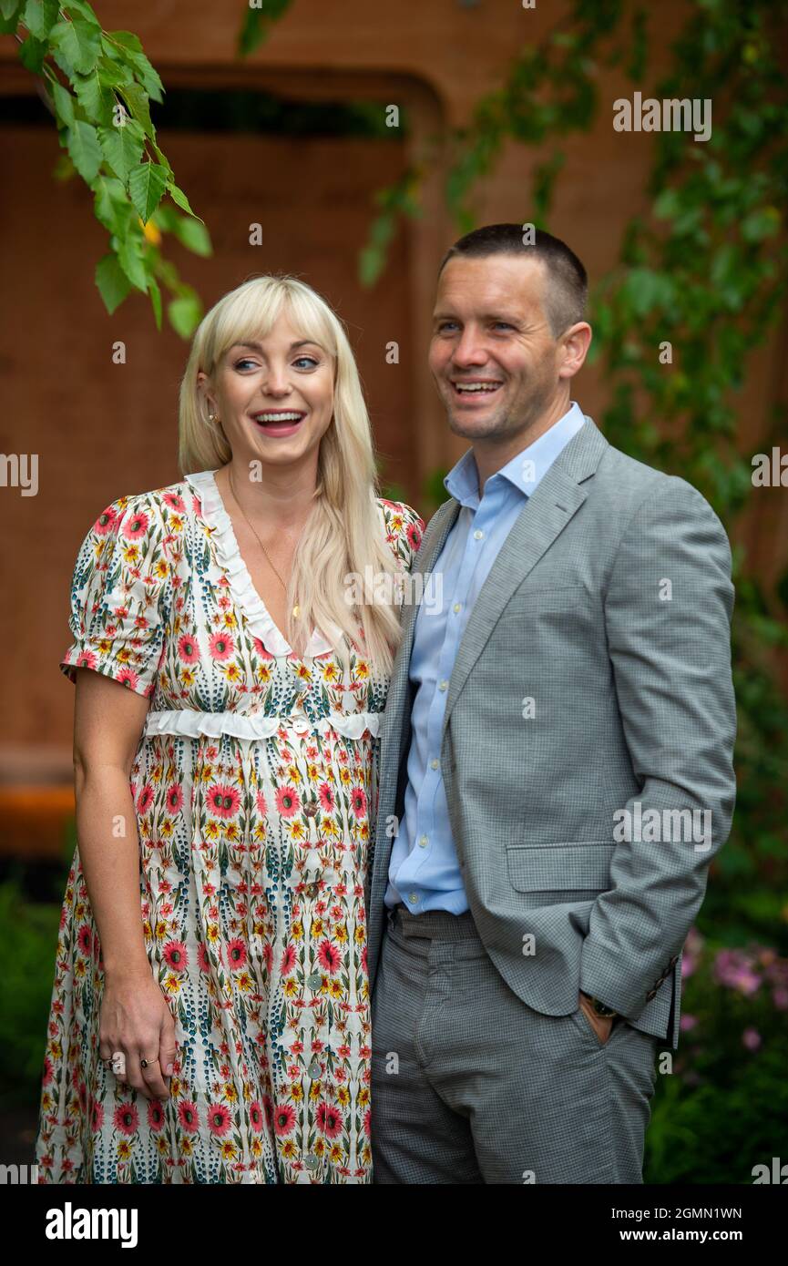 Londres Royaume Uni Septembre 21 Actrice Et Star D Call La Sage Femme Helen George Et Son Petit Ami Jack Ashton Se Sont Joints A Un Groupe D Infirmieres Nightingale Dans Le Jardin Nightingale De