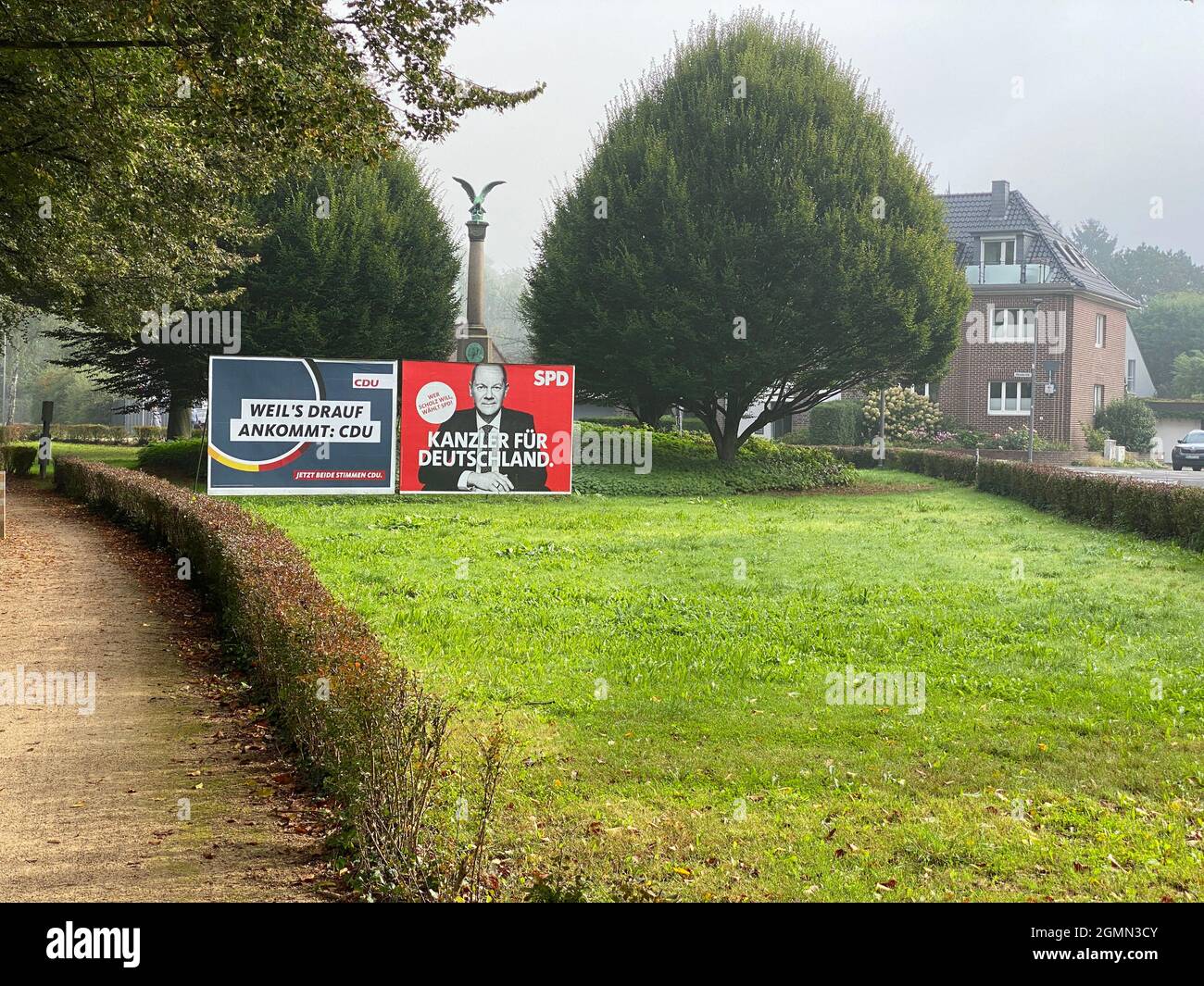 Wahlplakate von CDU und SPD zur Bundestag 2021 in Krefeld-Hüls am Kriegerdenkmal. Banque D'Images