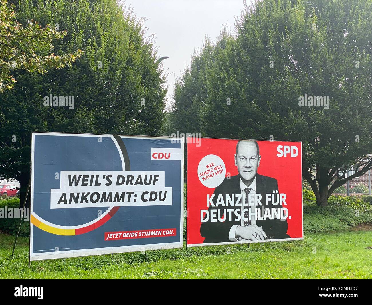 Wahlplakate von CDU und SPD zur Bundestag 2021 in Krefeld-Hüls am Kriegerdenkmal. Banque D'Images