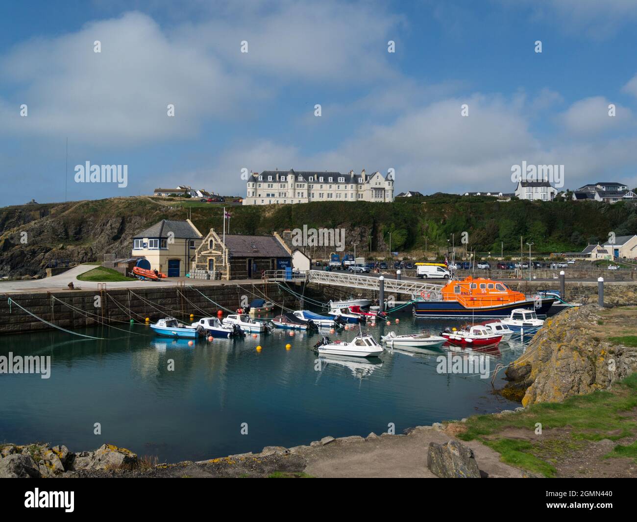 Vue sur le port du village de Portpatrick, comté historique de Wigtownshire Dumfries et Galloway Scotland situé sur la côte ouest des Rhins de Galloway Banque D'Images