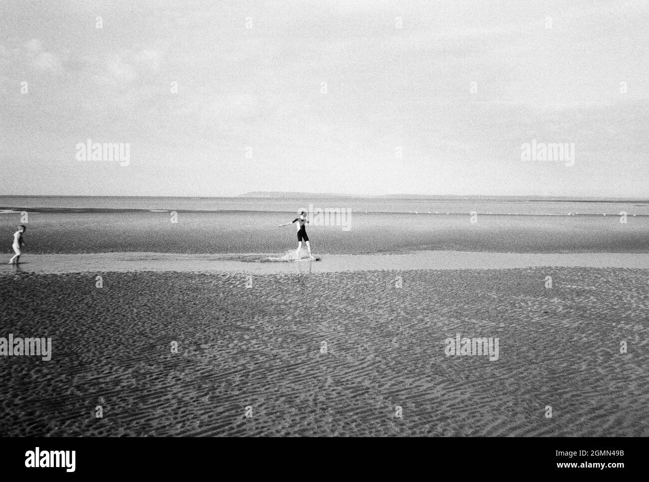 Un jeune garçon de 12 ans arnaque à West Wittering Beach, Chichester, West Sussex, Angleterre, Royaume-Uni, Angleterre, Royaume-Uni. Banque D'Images